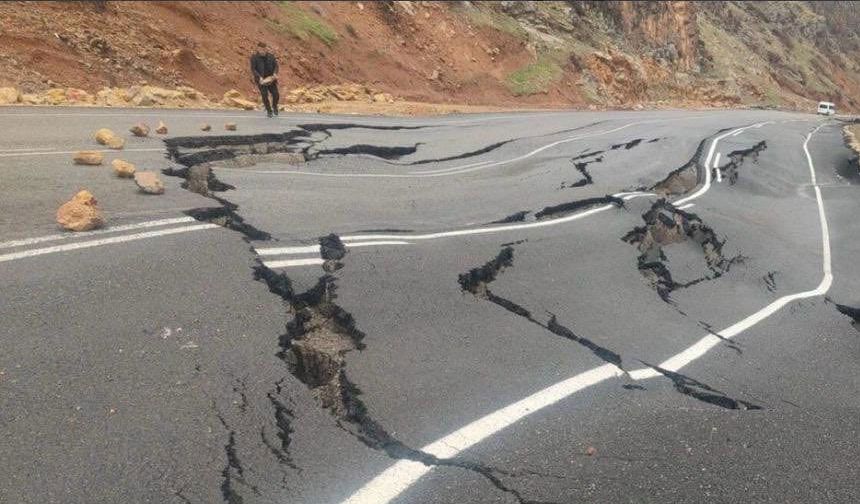 Bartın Bakan Uraloğlu’ndan çöken yol için açıklama istedi