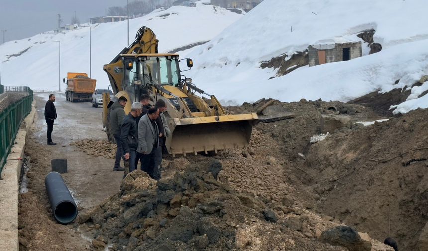 Toprak kayması kanalizasyon hattını çökertti