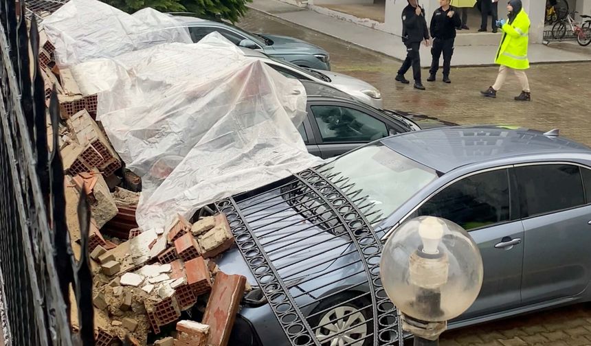 İstinat duvarı çöktü; 4 otomobil hasar gördü