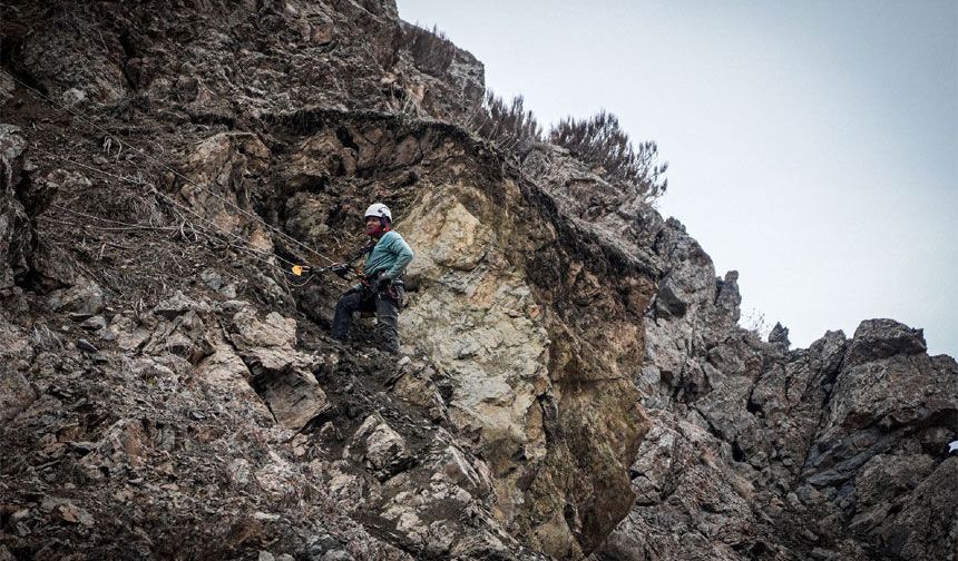 Hakkari’deki heyelanlı yolda dağcılar görev başında