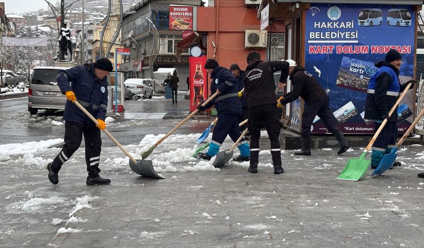 Bahar beklenirken Hakkari’ye kar yağdı