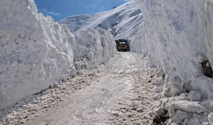 Yüksekova Aktoprak yolundaki çığ temizlendi