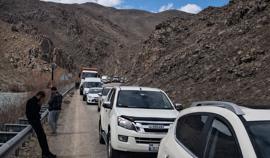 Hakkari- Yüksekova yolunda ulaşım durma noktasına geldi