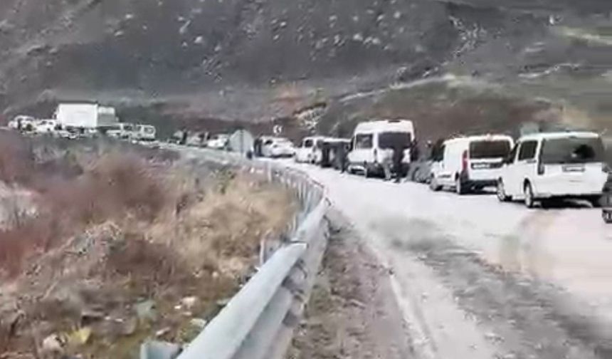 Hakkari–Yüksekova yolunda heyelan