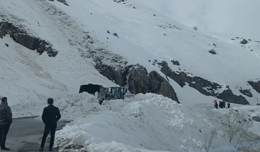 Merga Bütan Kayak Merkezi yoluna çığ düştü