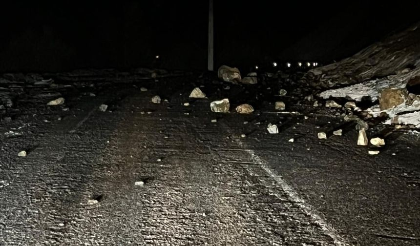 Hakkari-Çukurca karayoluna kayalar düştü