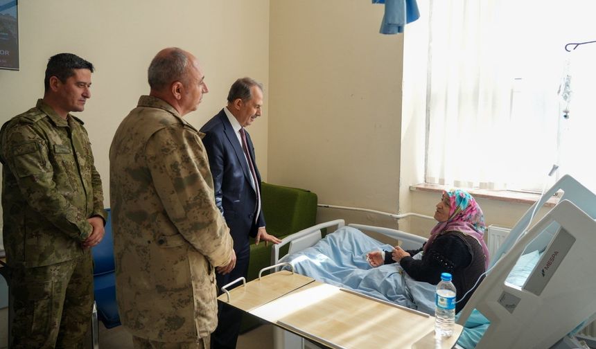 Vali Taşyapan hastalar ve sağlıkçılarla bayramlaştı