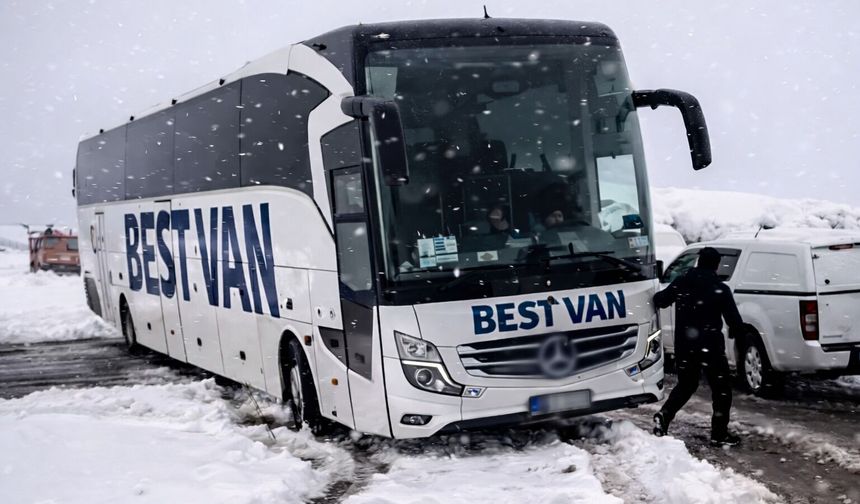 Suwara Kutra Geçidi’nde kar ve tipi hayatı felç etti