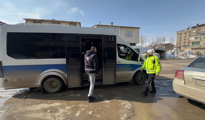 Yüksekova’da toplu taşıma araçları denetlendi