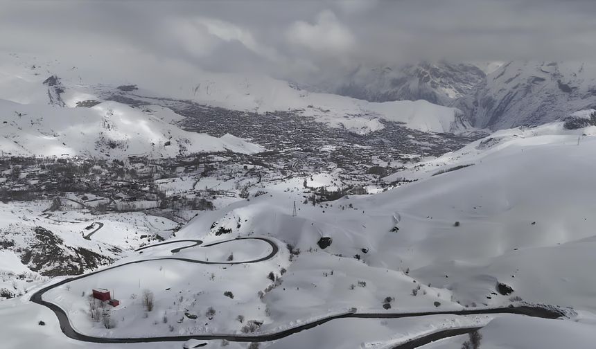Hakkari’de beyaza bürünen dağlar dronla görüntülendi