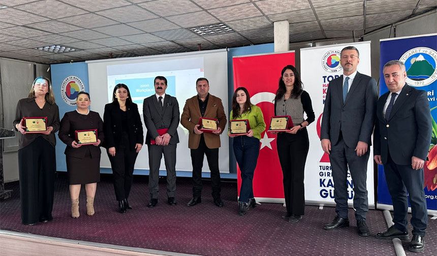 Hakkari'de yoğun katılımlı kadınlar günü etkinliği