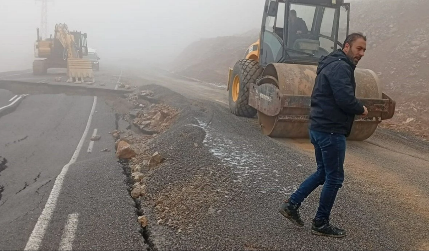 Çukurca’da hasar gören yolda çalışma başlatıldı