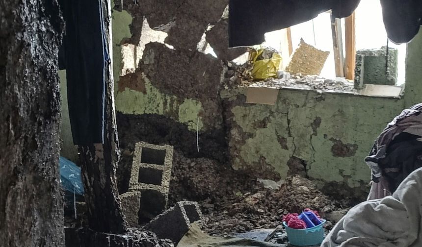 Hakkari’de yağışlar evi çökertti: 4 kişilik aile mağdur oldu