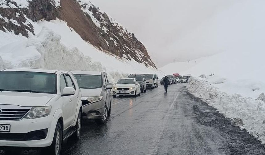 Hakkari-Şırnak Yolunu çığ kapattı, araçlar mahsur kaldı
