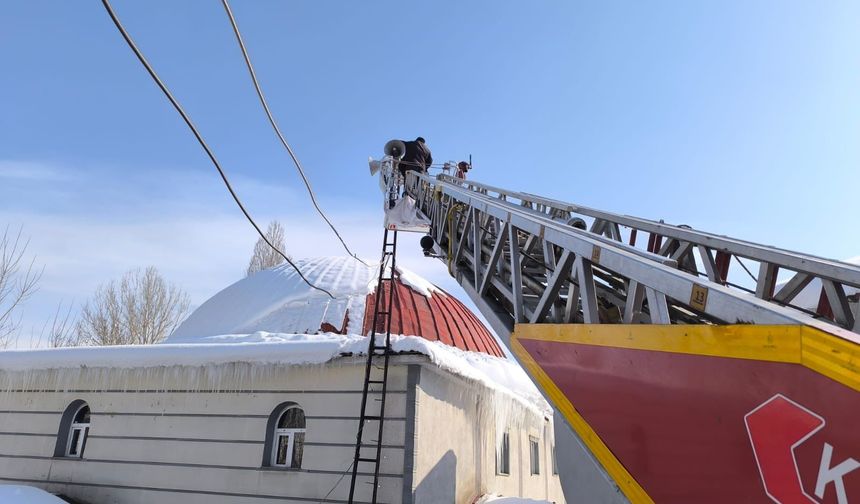 Yüksekova’da buz tehlikesine karşı çalışma