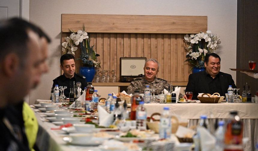 Hakkari Emniyet Müdürü Ayata Yüksekova’da personelle buluştu