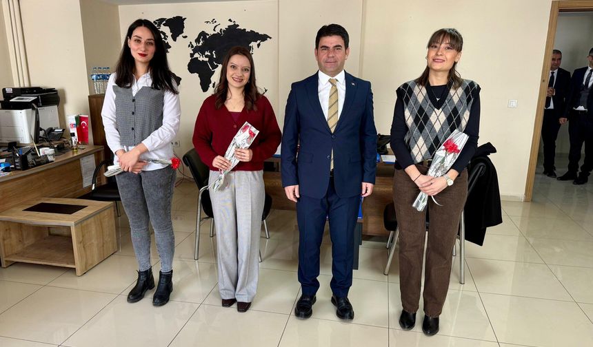 Hakkari’de kadın çalışanlara 8 Mart’ta karanfil