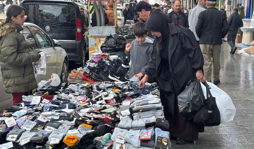 Hakkari’de bayram öncesi alışveriş tezgahları kuruldu