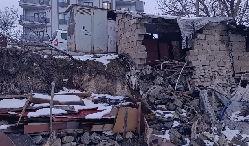 Hakkari’de yıkılan duvar sonrası bahçe ve tandır hasar gördü