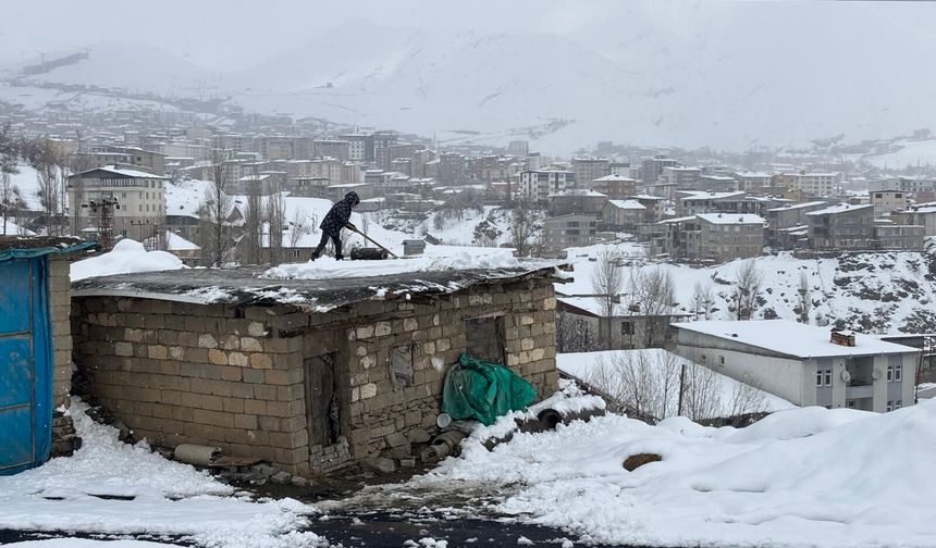 Mart ayında Hakkari’de kış yeniden yüzünü gösterdi