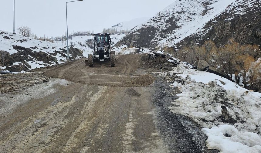 Hakkari’de Otluca Köyü yolu onarıldı