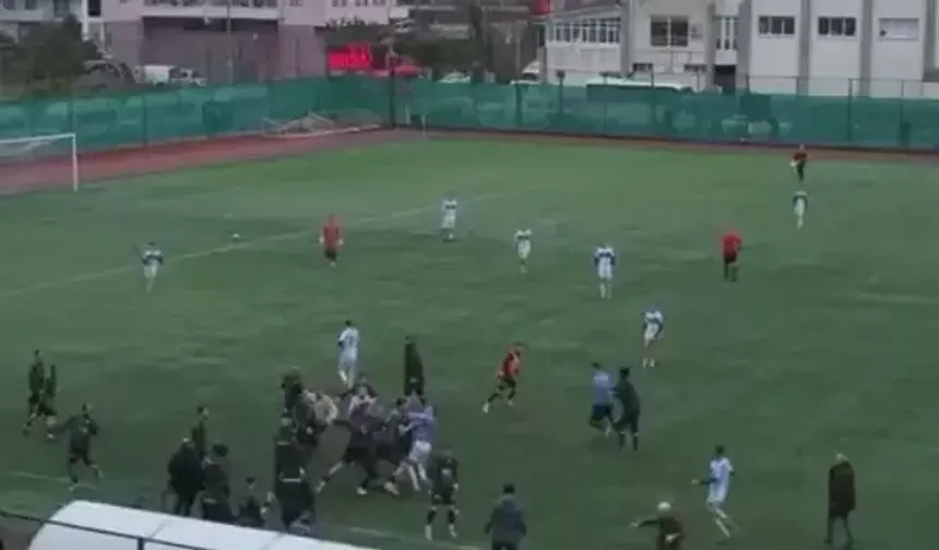 Amatör maçta tekmeli yumruklu kavga