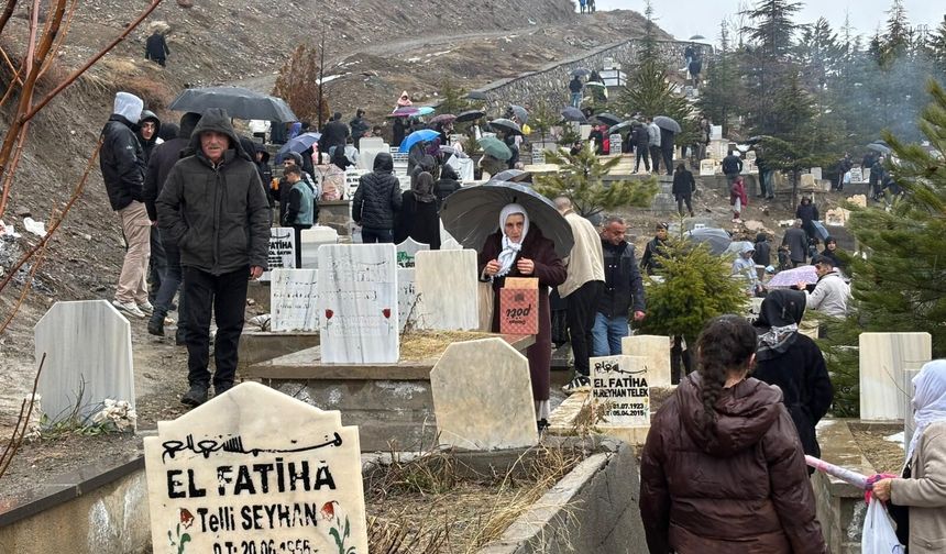 Bayramda unutulmayanlar: Hakkarililer mezarlıklara akın etti
