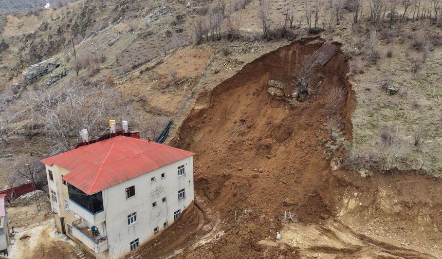 Hakkari'de heyelan bir eve zarar verdi