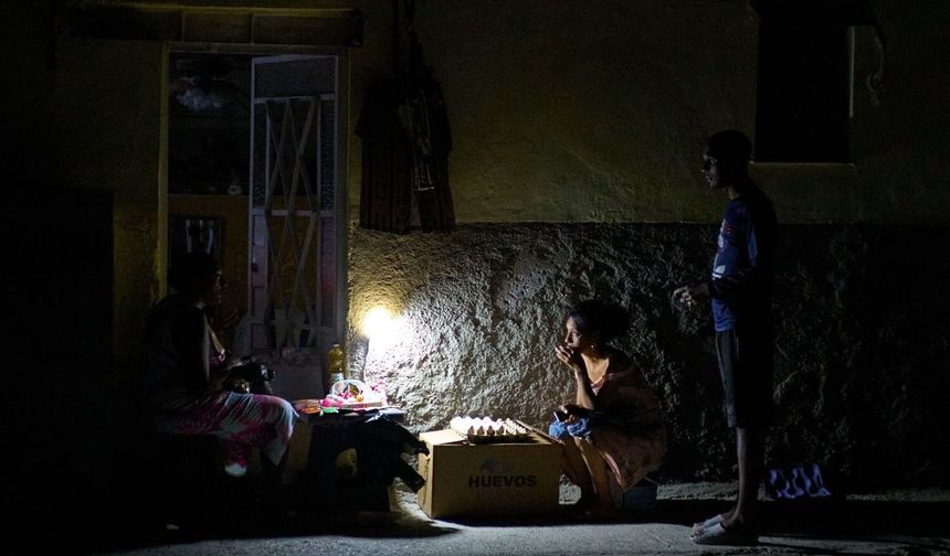 Deprem ve elektrik kesintisi hayatı felç etti