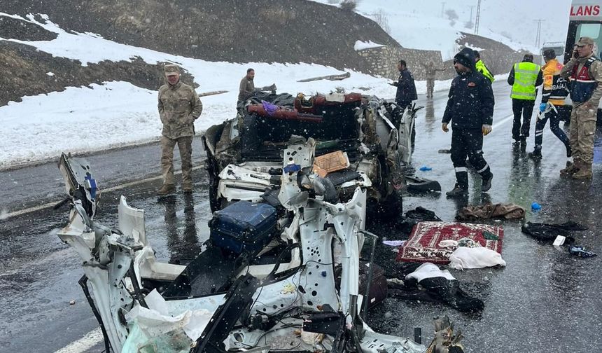 Van'da feci kaza: Hakkarili kadın ve eşi hayatını kaybetti