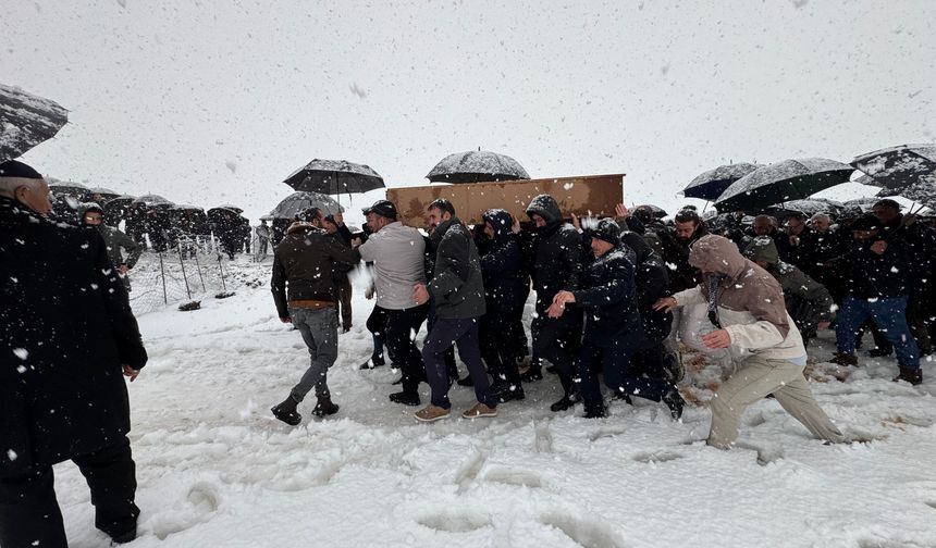 Acı veda: Çift ve bebekleri Hakkari’de defnedildi