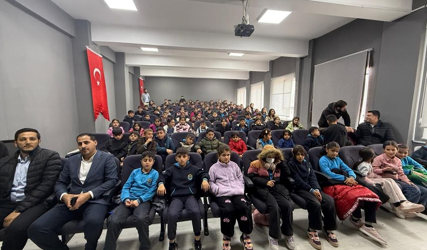 Şemdinli'de Tiyatro Gününde çocuklara unutulmaz etkinlik