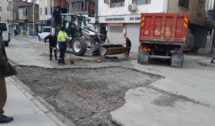 Hakkari’de hasar gören yollar onarılıyor