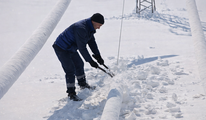 Hakkari'de VEDAŞ ekipleri çöken hatları onardı