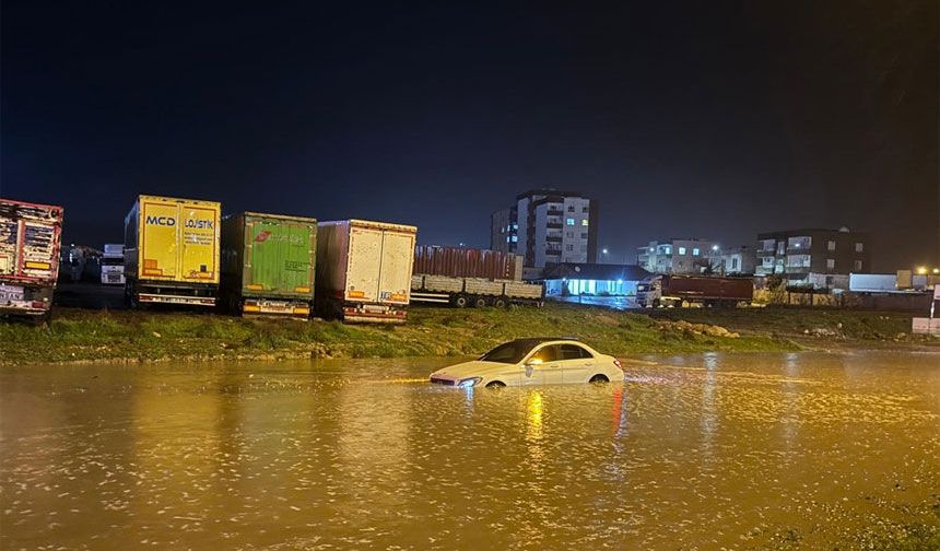 Cizre’de sağanak; evleri su bastı