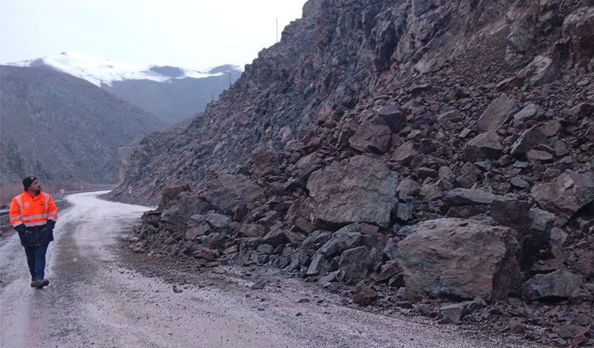 Hakkari Yüksekova Karayolu  trafiğe kapatıldı