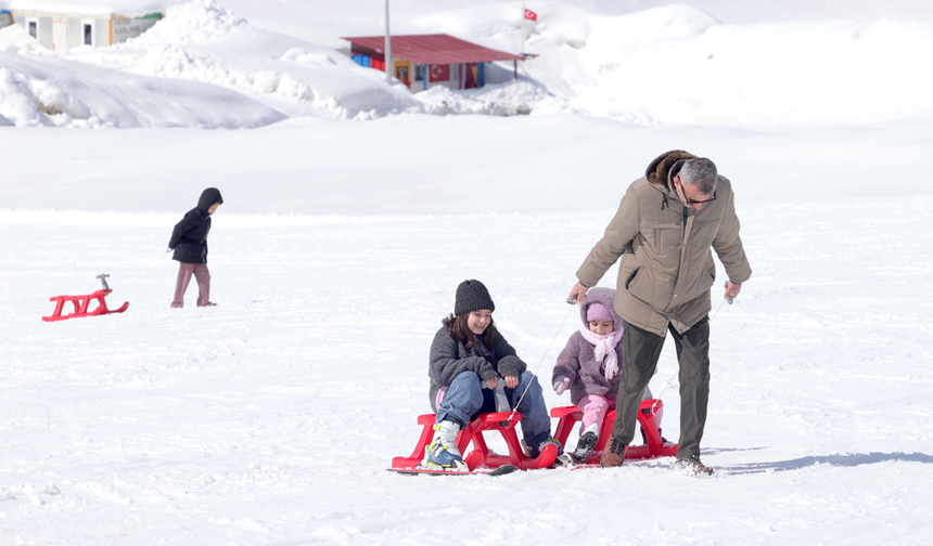 Hakkari'de doğal karla kaplı pistlerde kayak keyfi