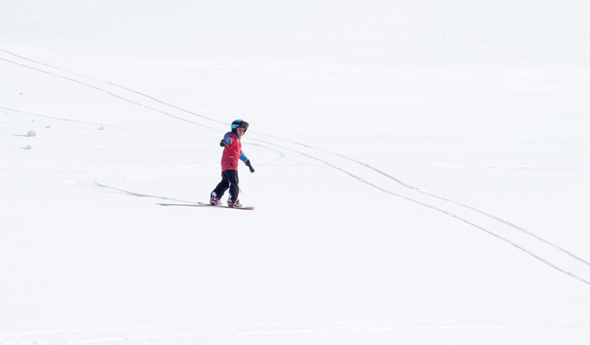 Hakkari'de doğal karla kaplı pistlerde kayak keyfi