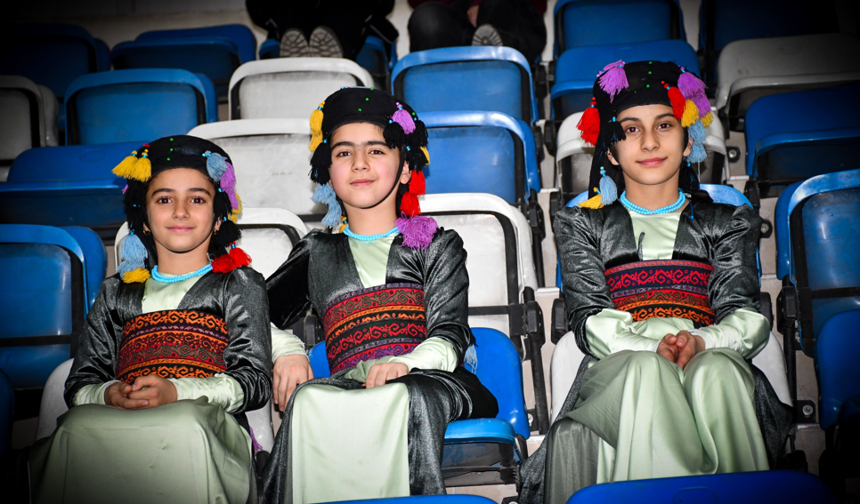 Hakkari'de halk oyunları il birinciliği yarışması yapıldı