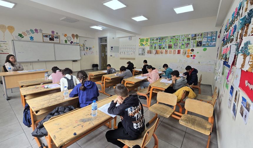 TÜGVA Hakkari öğrencileri kitapla buluşturdu