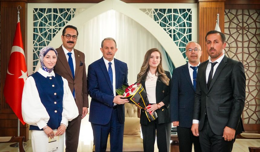 Hakkari'de Kütüphane Haftası’nda Vali Taşyapan’a ziyaret