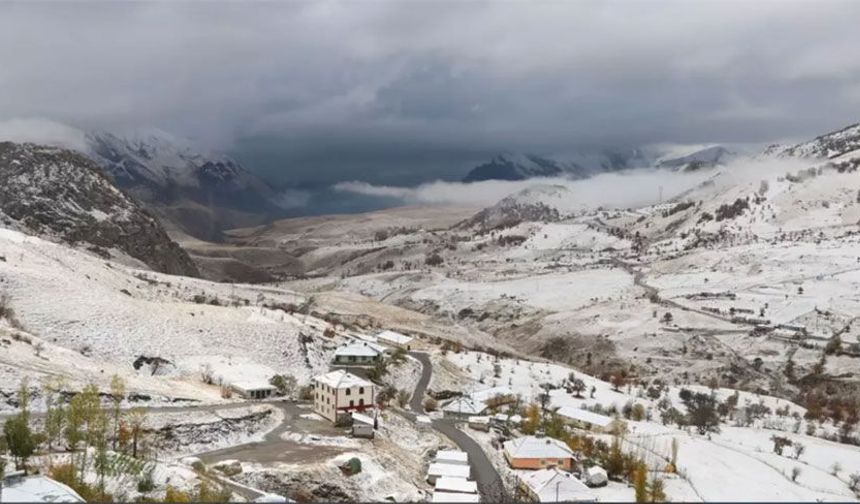 Hakkari’de soğuk hava yerini kar yağışına bırakıyor