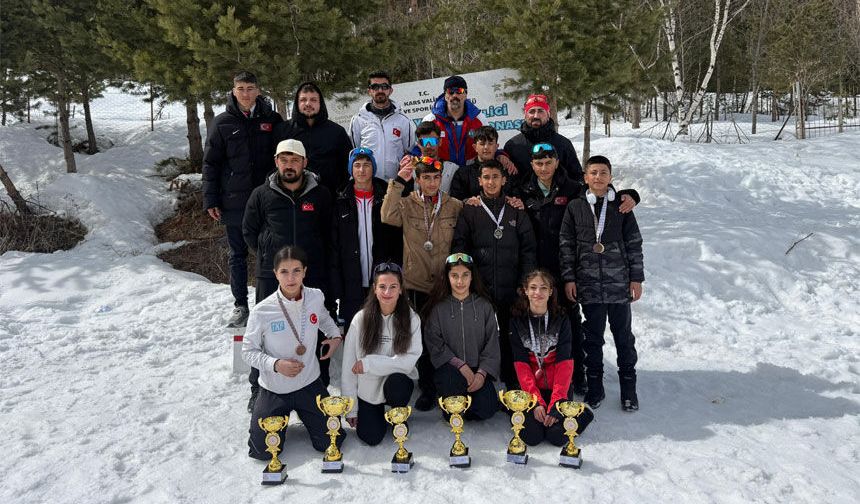 Hakkarili sporculardan çifte başarı