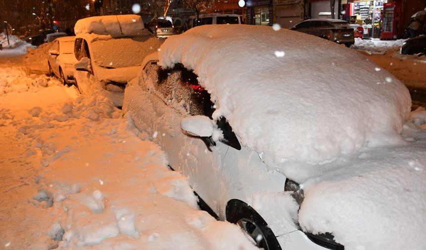 Hakkari'de mart ortasında araçlar kara gömüldü
