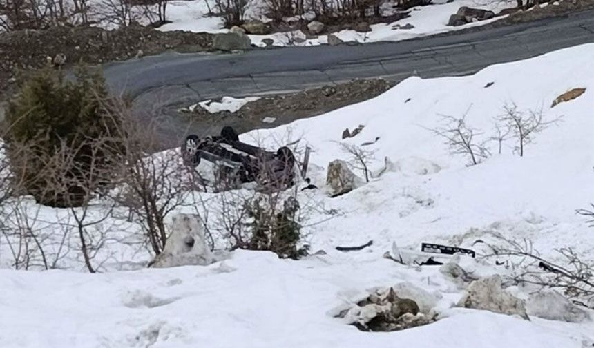 Hakkari'de dağdan düşen kaya araca çarptı