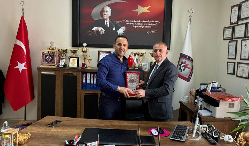 Erol Hanlıgil Basketbol Okulları’ndan Habip Gür’e plaket