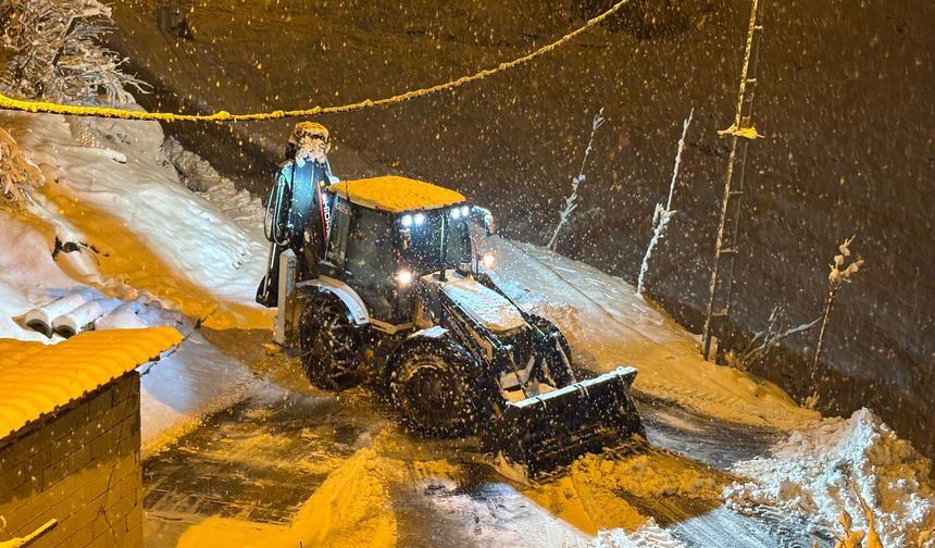 Hakkari Belediyesi ekipleri gece mesaisinde