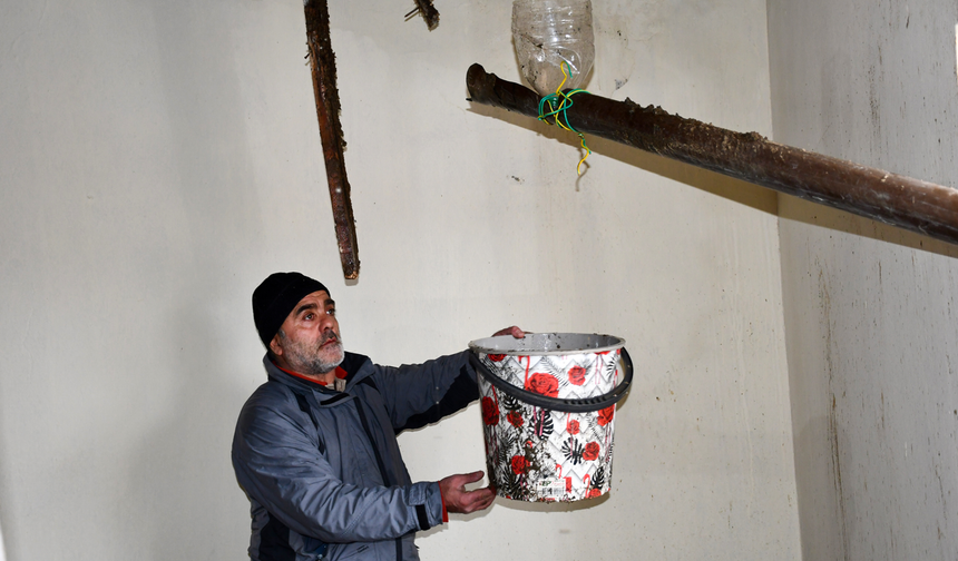 Hakkari'de 2 katlı evin damı çöktü