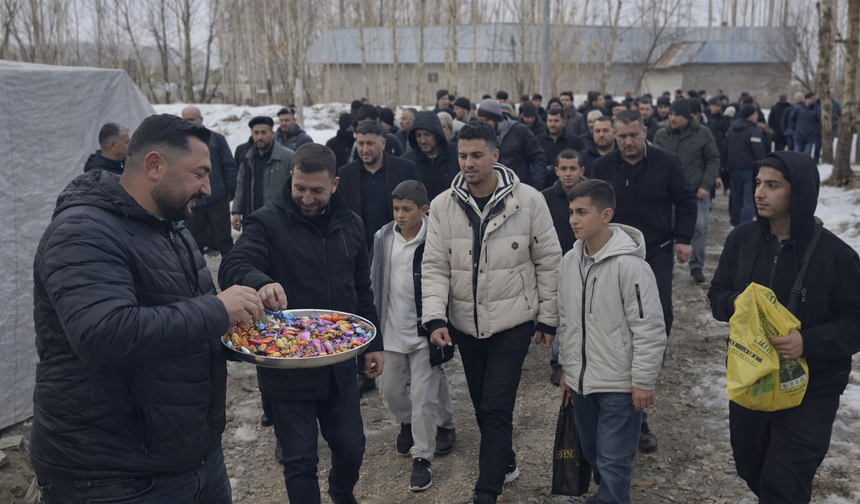 Kar altında asırlık bayramlaşma geleneği devam etti
