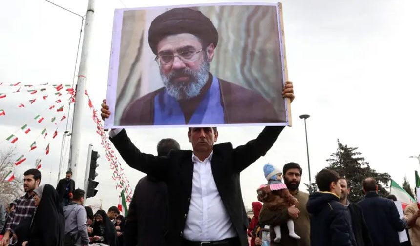 İran'ın yeni dini lideri Mücteba Hamaney oldu